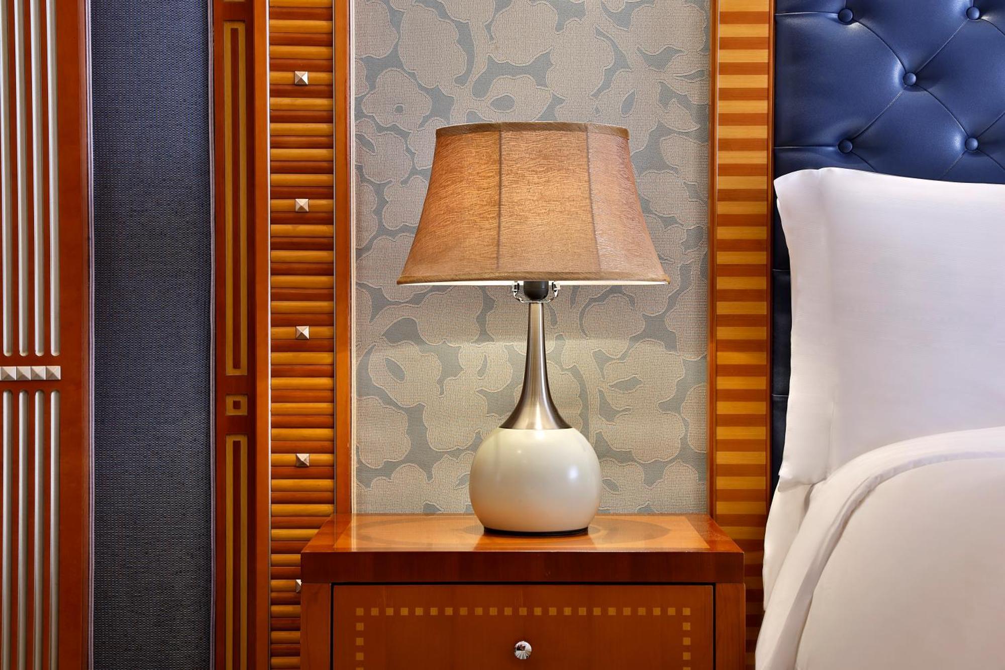 The Ritz-Carlton Jeddah Hotel Eksteriør billede A table lamp