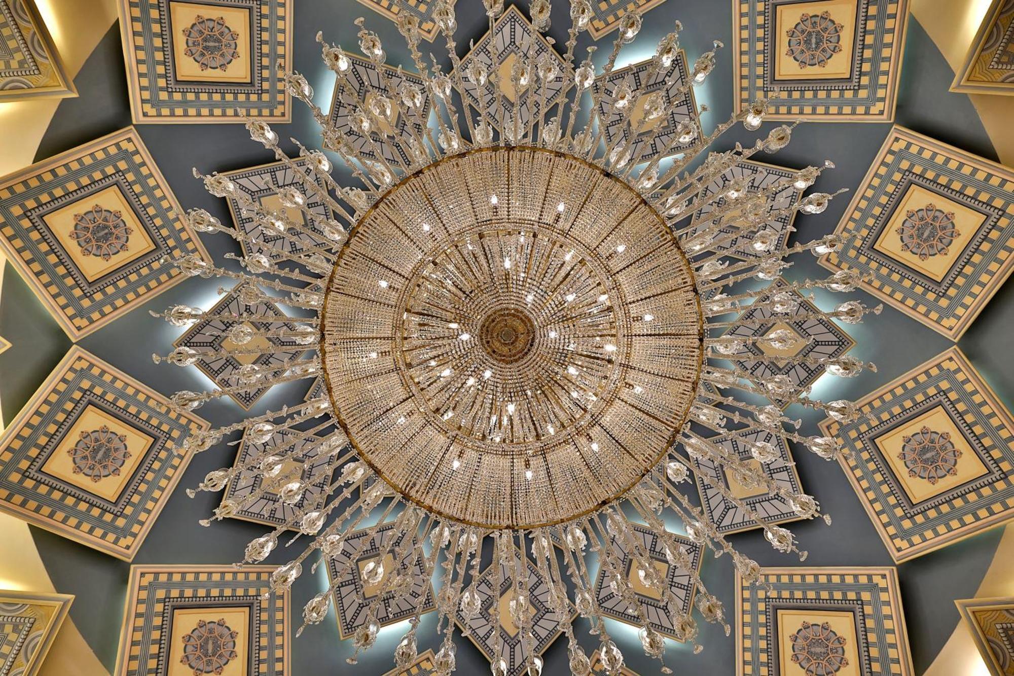 The Ritz-Carlton Jeddah Hotel Eksteriør billede The ceiling of the main hall