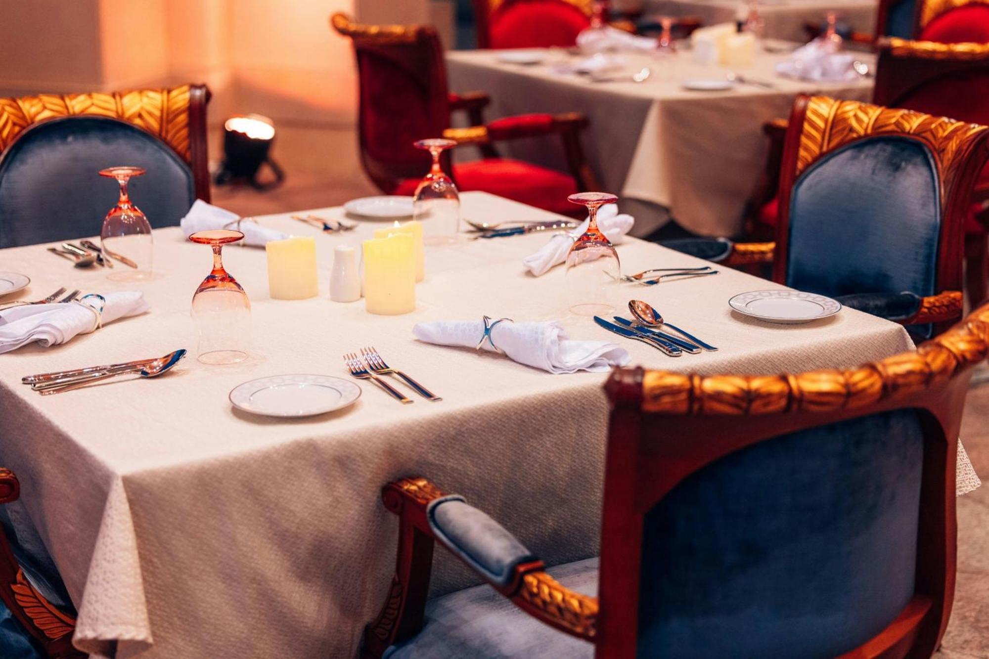 The Ritz-Carlton Jeddah Hotel Eksteriør billede A table set for fine dining