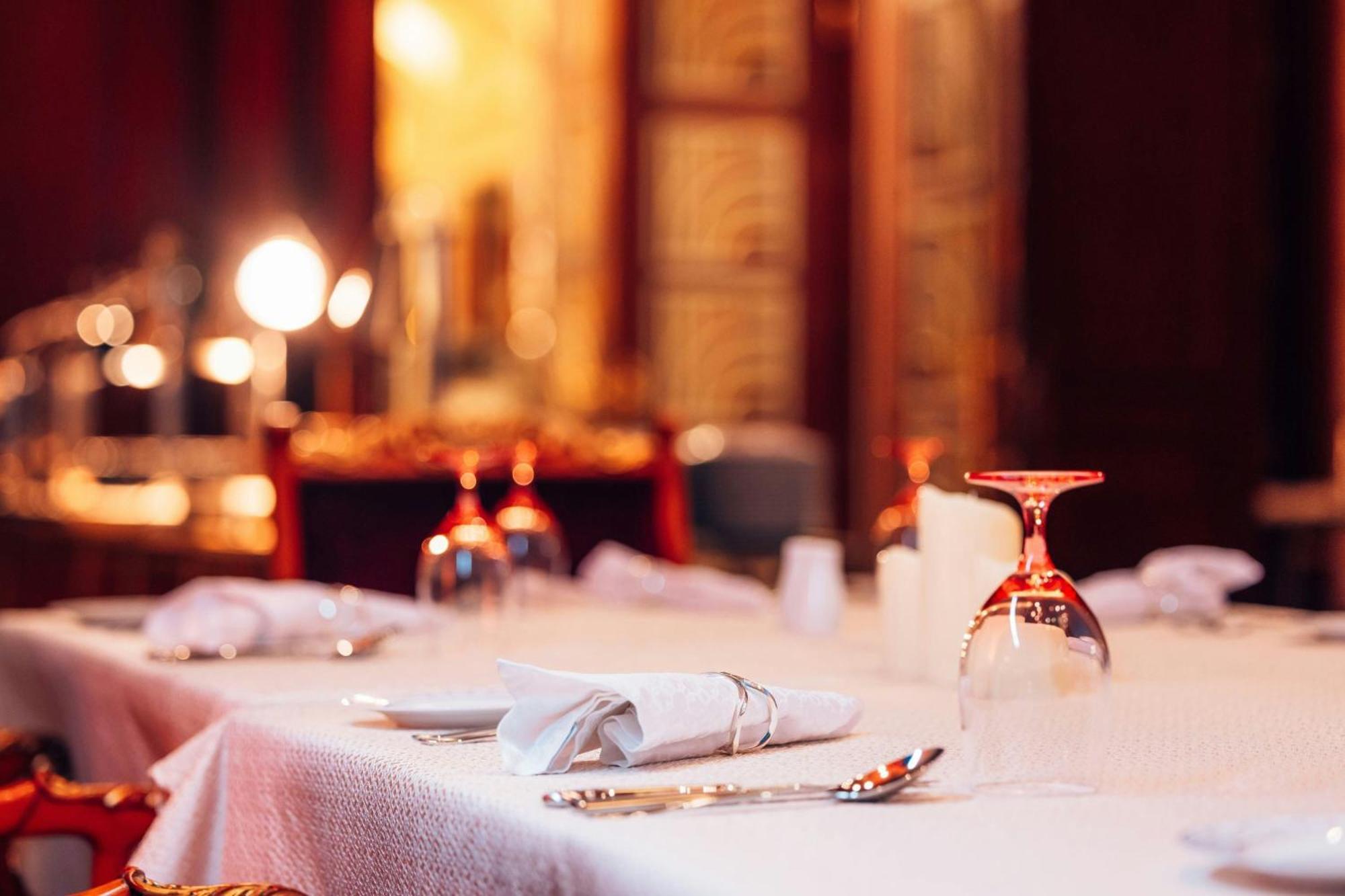 The Ritz-Carlton Jeddah Hotel Eksteriør billede A restaurant table set for fine dining
