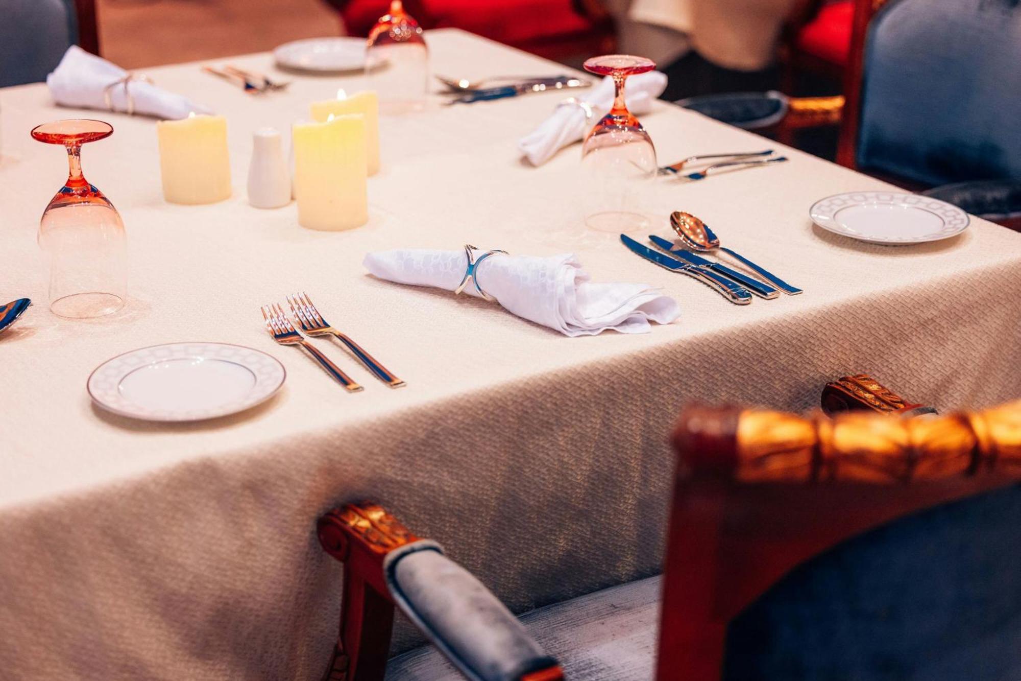 The Ritz-Carlton Jeddah Hotel Eksteriør billede A Christmas table with crackers