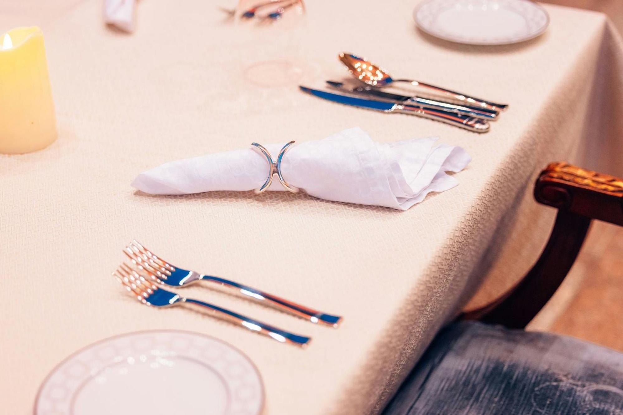 The Ritz-Carlton Jeddah Hotel Eksteriør billede A table set for fine dining